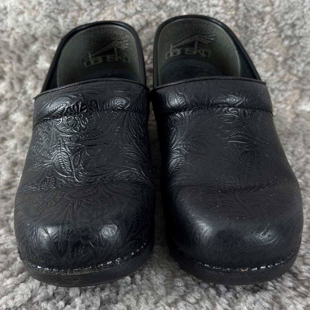 Dansko Size 39 XP 2.0 Tooled Floral Clogs Comfort Professional Shoes Black Women - Picture 2 of 9